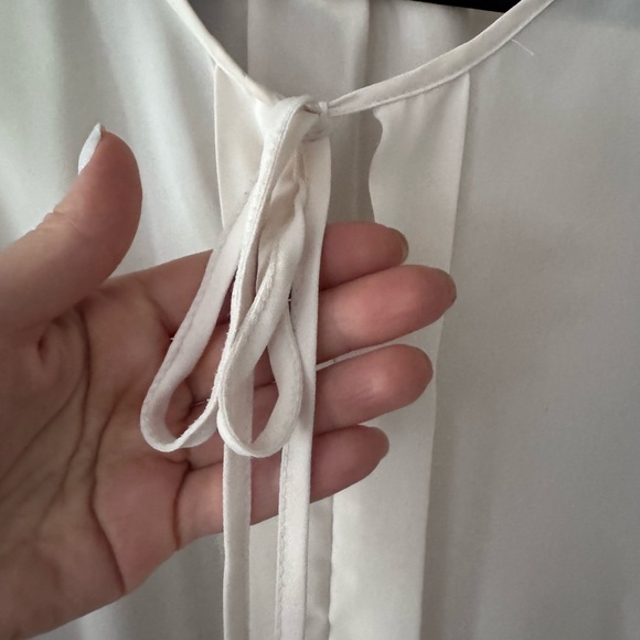 Elegant Cream Blouse with Tie Neck - Picture 5 of 7